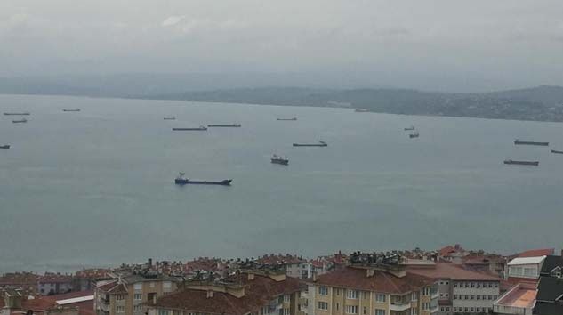 Gemiler fırtına dolayısıyla limana demirledi