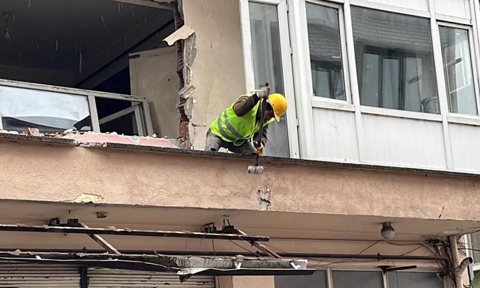 Deprem bölgesinde ağır hasarlı ilk evin yıkımına başlandı