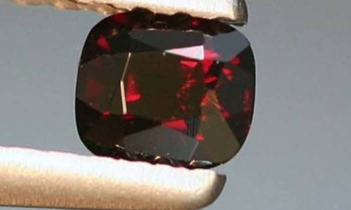 Definecilerin evinde piyasa değeri 200 milyon lira olan Painite taşı ele geçirildi