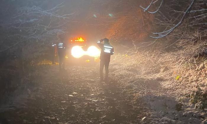 Yılın ilk karını görmek için dağa çıkıp mahsur kaldılar