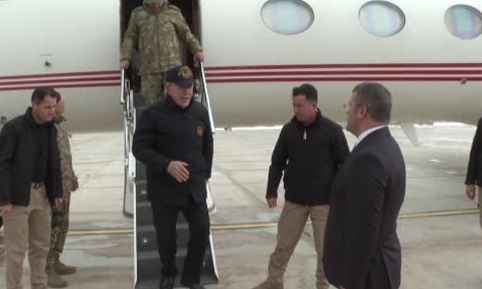 Bakan Akar beraberindeki TSK komuta kademesi ile sınır hattında