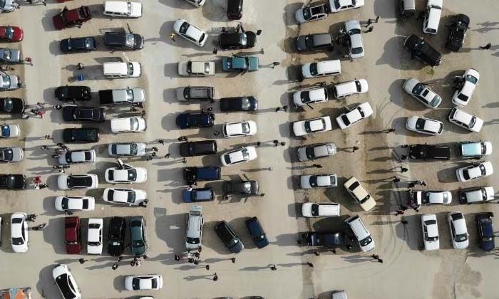 Fiyatlar düştü ancak vatandaşlar bayilerde otomobil bulamıyor