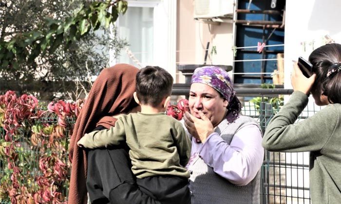 Annesini dışarı çıkardı, sonra tüm odaları ateşe verdi