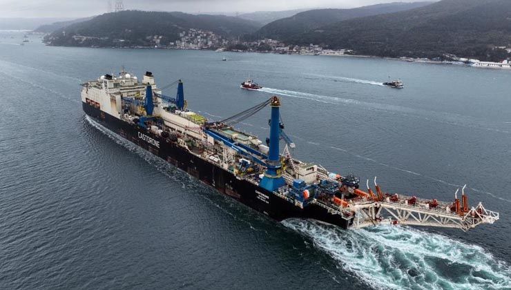 325 metre uzunluğundaki Castorone boğazdan geçti