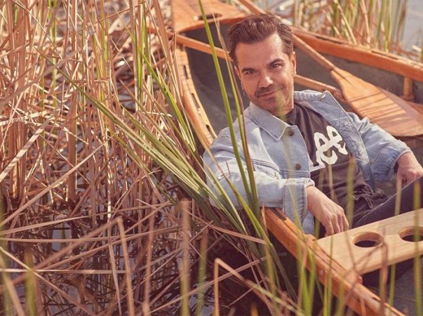 Kenan Doğulu Lee Denim Smokiniyle Geceye Damgasını Vurdu