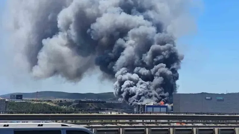 Gebze’de korkutan fabrika yangını: Dumanlar gökyüzünü kapladı