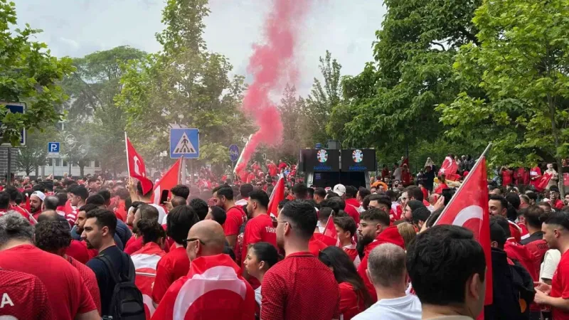 Dortmund sokakları kırmızı-beyaz Dortmund sokakları kırmızı-beyaz