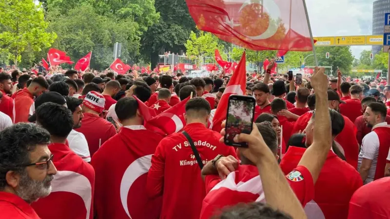 Dortmund sokakları kırmızı-beyaz Dortmund sokakları kırmızı-beyaz