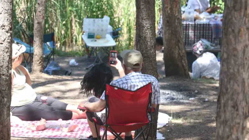 Ankara boşaldı, kalanlar piknik alanlarına kaçtı