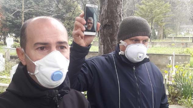 Babasının cenazesine katılamadı, arkadaşları cenazeyi cep telefonundan izletti