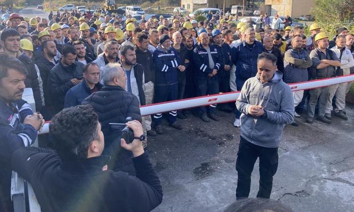 Maden işçileri görevden alınan müdür yardımcısı için yürüdü