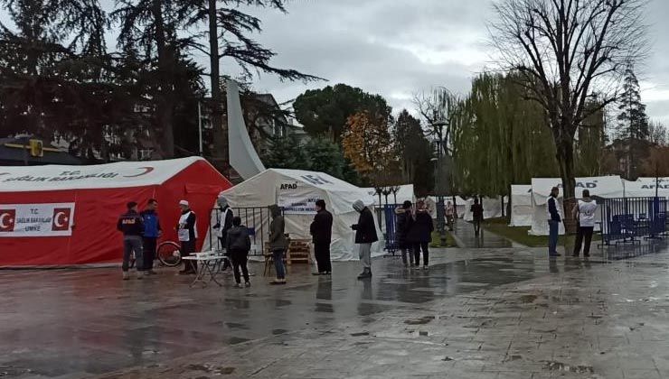 Düzce 5.9 büyüklüğündeki depremden sonra sallanmaya devam ediyor