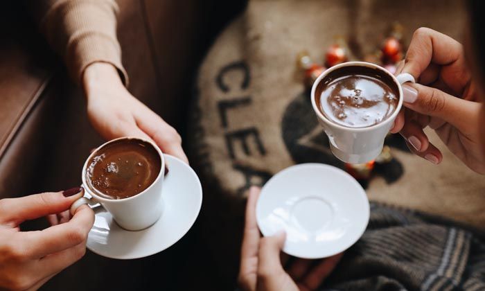 En köpüklü Türk Kahvesini misafire ikram ediyoruz