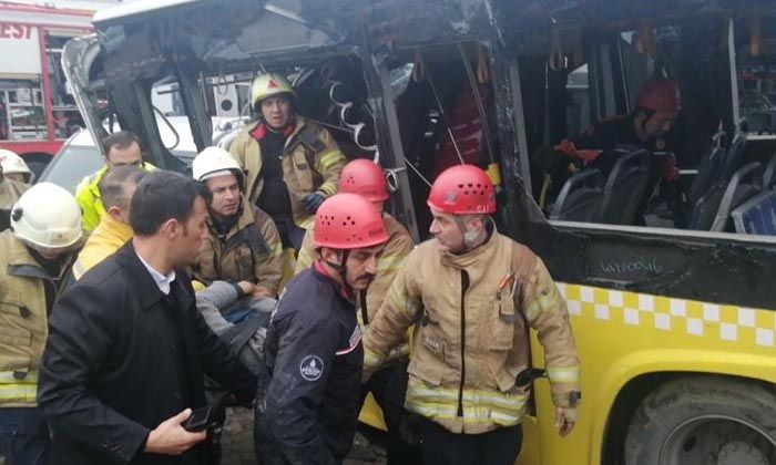 İstanbul’da İETT otobüsü ile tramvay çarpıştı