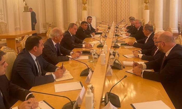 Lavrov ve Bayramov imzalanan kritik anlaşmaları görüştü