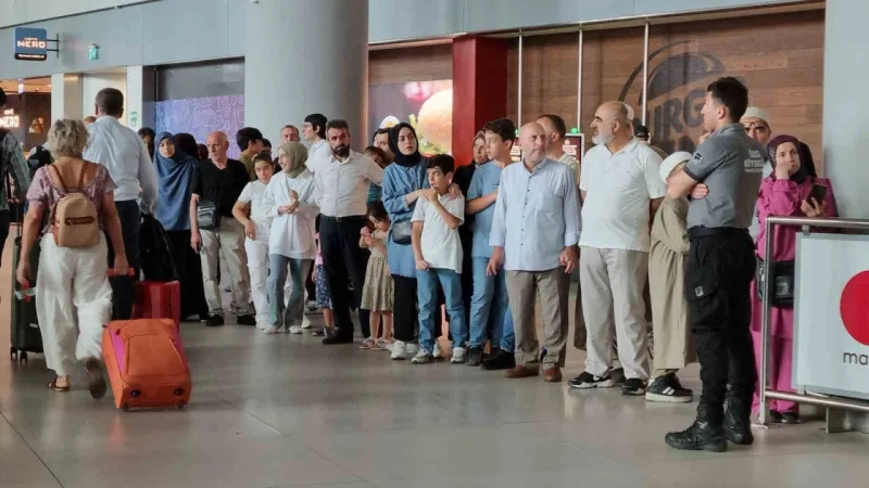 Hac ibadetini tamamlayan hacılar kutsal topraklardan yurda dönüş yaptı