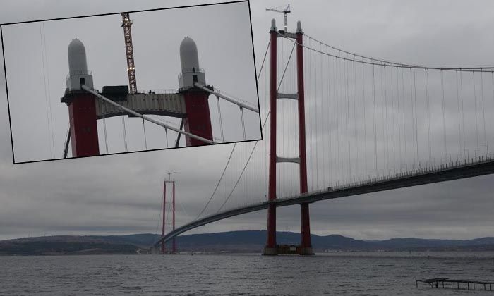 1915 Çanakkale Köprüsü kulelerine Seyit Onbaşı’nın sırtlayarak kaldırdığı 4 top mermisi figürü yerleştirildi