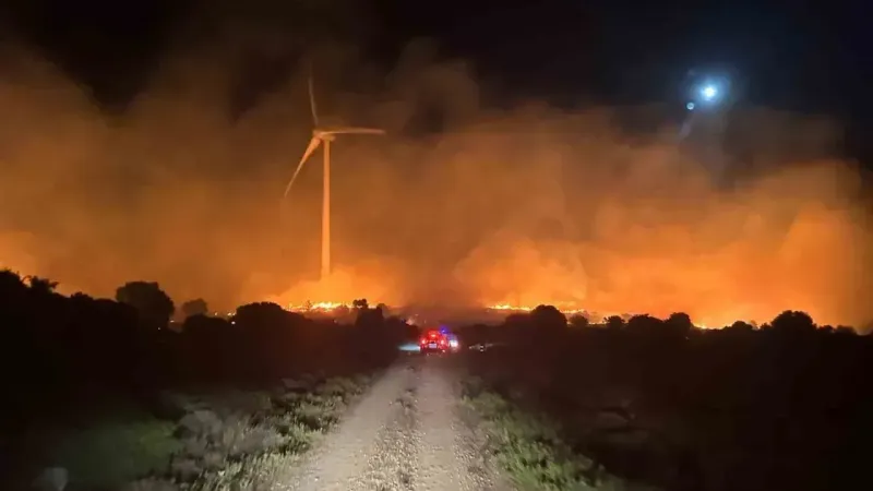 Çeşme’deki yangın kontrol altına alındı Çeşme’deki yangın kontrol altına alındı