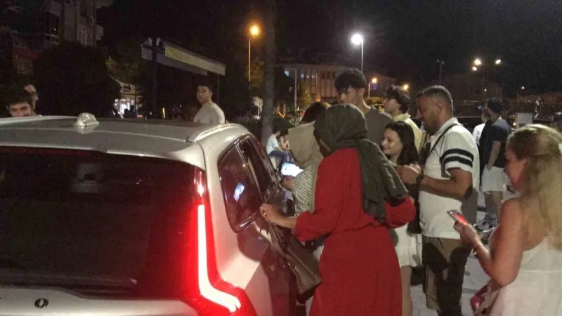 Hande Yener Marmarislilerle buluştu Hande Yener Marmarislilerle buluştu