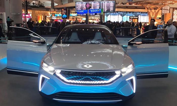 İstanbul Havalimanı’nda sergilenen TOGG’a yoğun ilgi