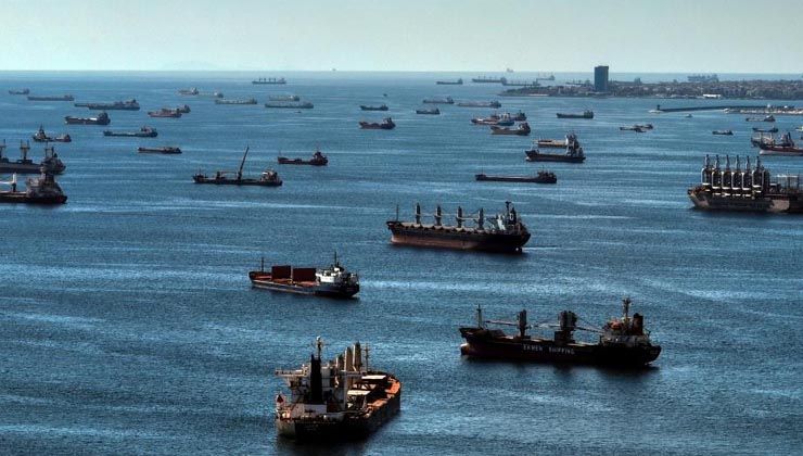 Petrol tankerleri, İstanbul Boğazı açıklarında sıraya girdi