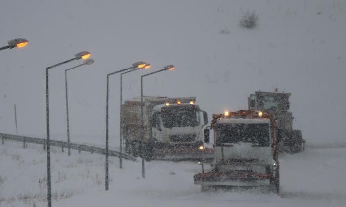 Bayburt’un yüksek kesimlerinde kar ve tipi etkili oldu