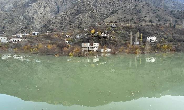 Yusufeli Barajı’nda su seviyesi 47 metreye ulaştı, evler sular altında kalmaya başladı