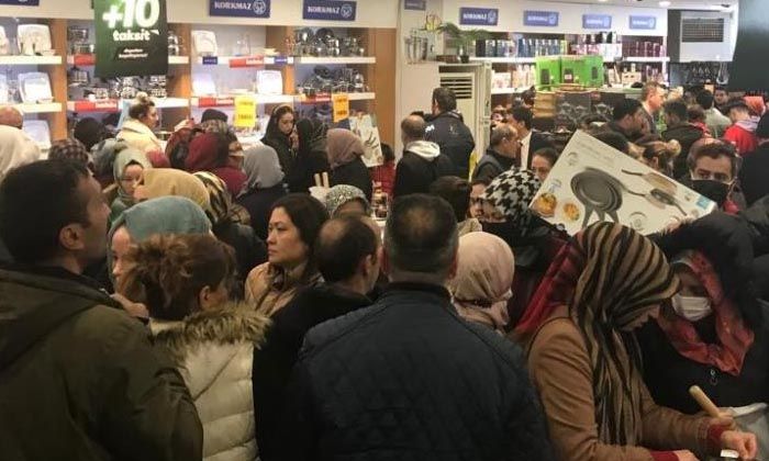 Yüzde 50 indirim yapan mağazada vatandaşlar birbirini ezdi