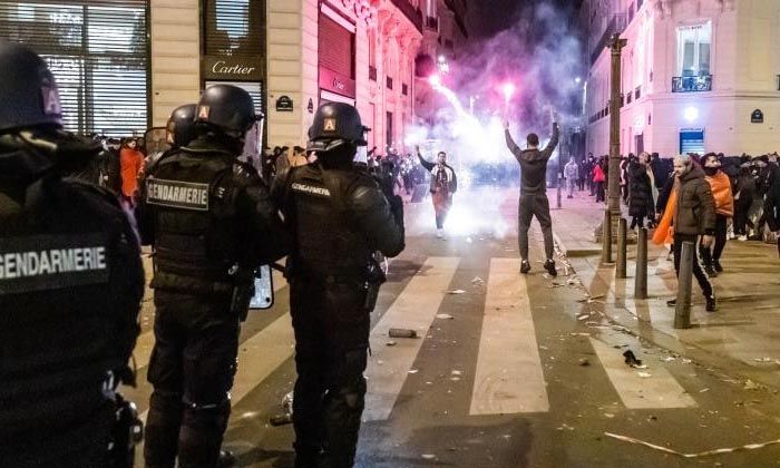 Paris’te Fas’ın galibiyetini kutlayan taraftarlara polisten müdahale