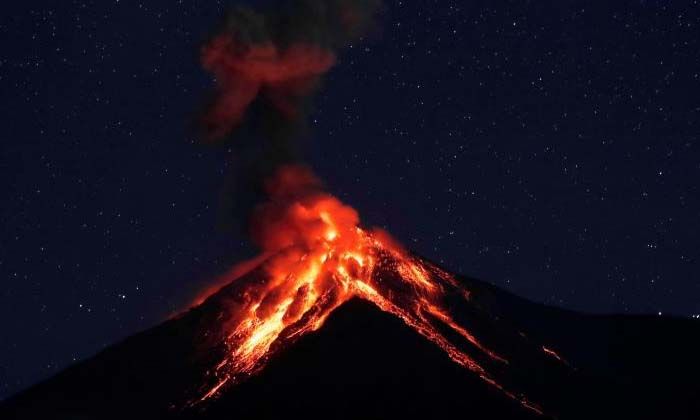 Guatemala’daki Fuego Yanardağı’nda patlama