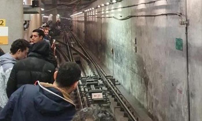 Metro arızalandı, vatandaşlar isyan etti