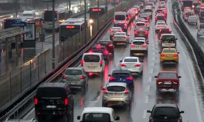 İstanbul’da yağmur sebebiyle trafik yoğunluğu yaşanıyor