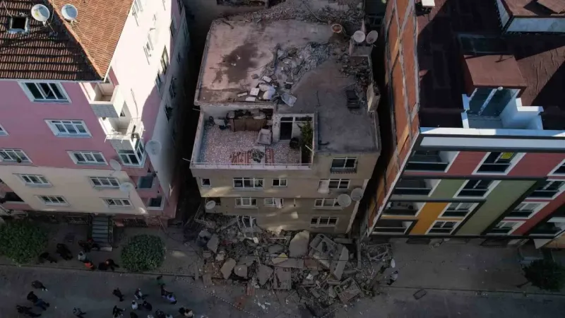 Bahçelievler’de 4 katlı bina kısmen çöktü