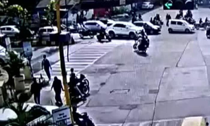 Trafik polisi, dur ihtarına uymayan aracın kaputunda 4 kilometre gitti