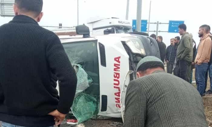 Hasta olduğu için ambulansla hastaneye götürülen çocuk kazada hayatını kaybetti