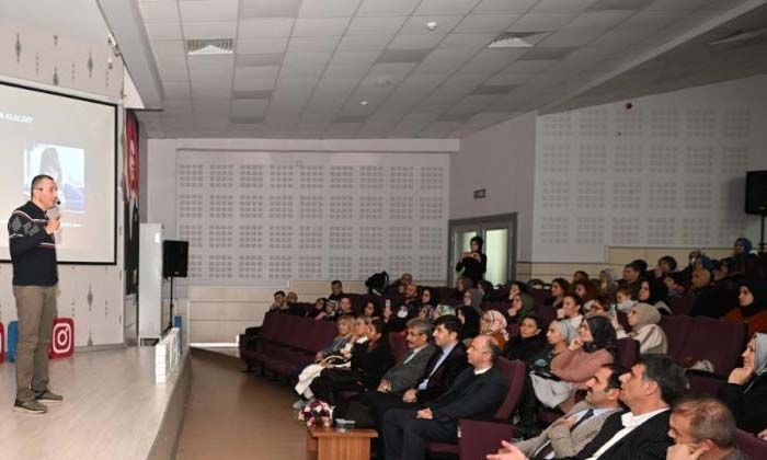 Uzmanı uyardı: İlk 36 ay çocuklar ekrana hiç bakmamalı