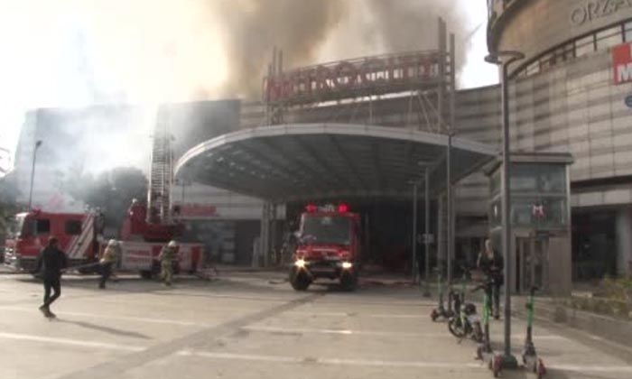 İstanbul Levent’te AVM’de yangın