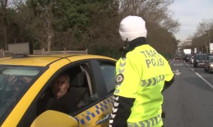 Ceza kesilen taksiciden trafik polislerine tepki: Benim çocuğum da trafik polisi, ona da lanet olsun diyorum’