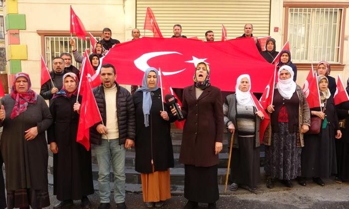 HDP önündeki aileler bombalı saldırıyı kınadı