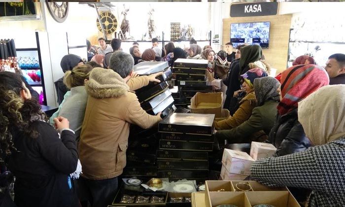 AVM’de yapılan indirim izdihama neden oldu