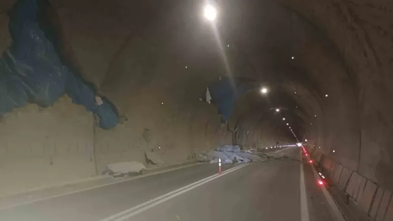 Yusufeli Barajı sonrası yapılan T14 Tüneli’nde çatlaklar yerini çökmelere bıraktı