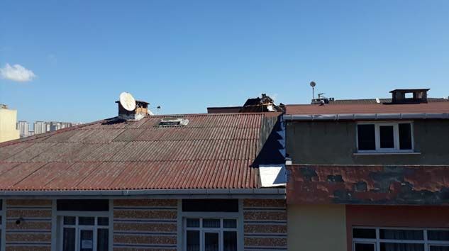 Esenler’de bir evin çatısı karşı binaya uçtu