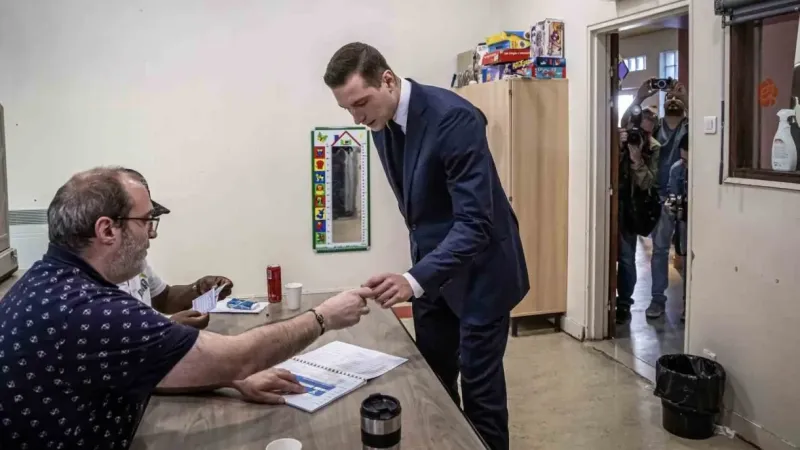 Fransa’da halk erken seçimler için sandık başında