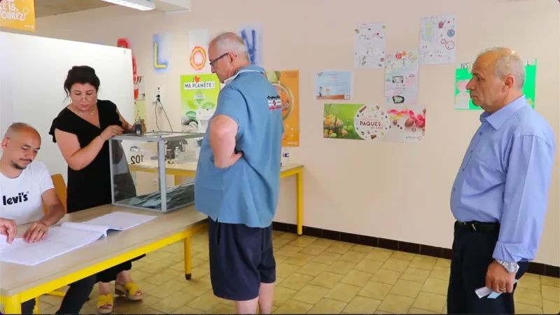 Fransa’da halk erken seçimler için sandık başında