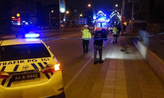 Kontrolden çıkan araç kaldırımda yürüyenlerin arasına daldı: 2 ölü, 1 yaralı Kontrolden çıkan araç kaldırımda yürüyenlerin arasına daldı: 2 ölü, 1 yaralı