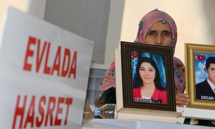 Diyarbakır’da aileler, 4 yıldır HDP’nin kapısında evlatlarının yolunu gözlüyor