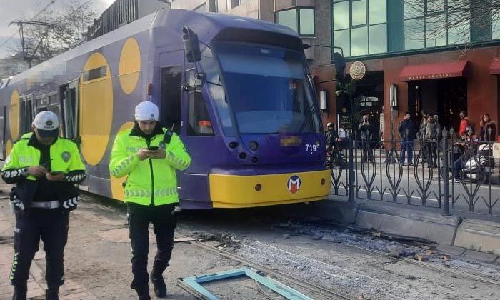 Kabataş’ta tramvay raydan çıktı: 4 yaralı