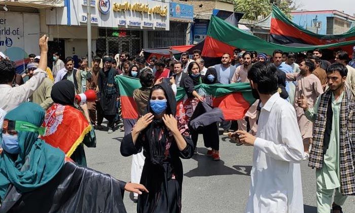 Afganistan Yüksek Eğitim Bakanlığı, kız öğrencilerin üniversiteye gitmesini yasakladı