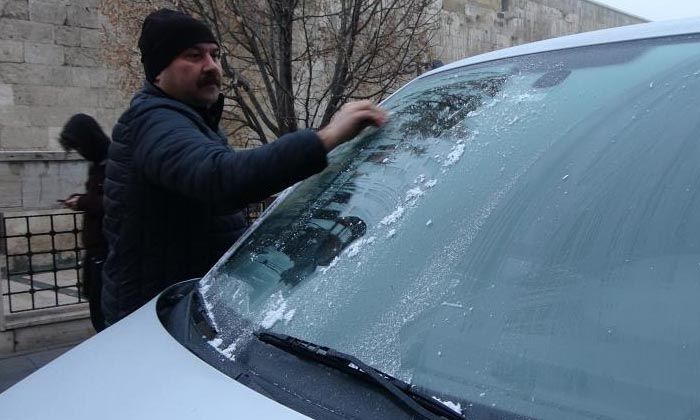 Sivas’ta buz kazıma mesaisi başladı