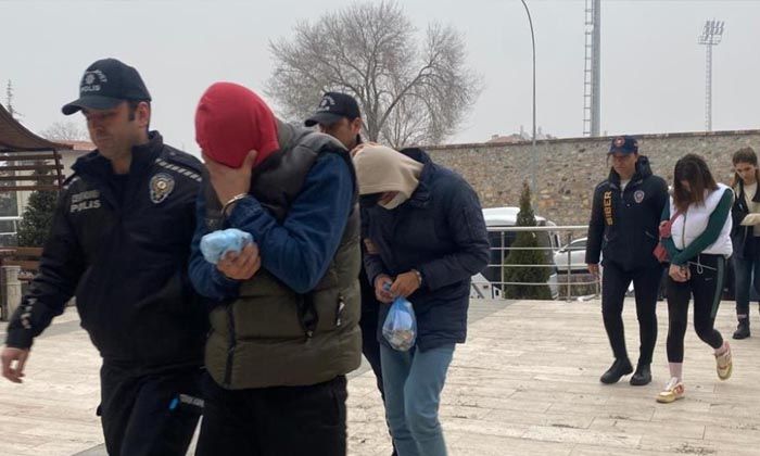 Sahte bungalov ev ve kiralık araç siteleri üzerinden bin kişiyi dolandırdılar